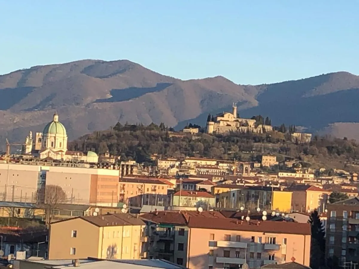 Attico Mansardato Affacciato Sul Cuore Di Brescia 0*,